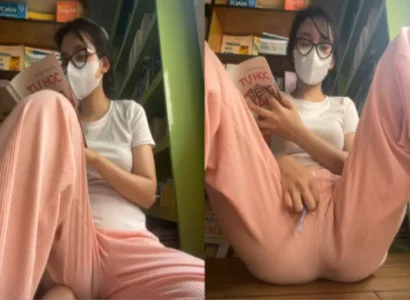 Em vừa đọc sách vừa đút sextoy vào lồn