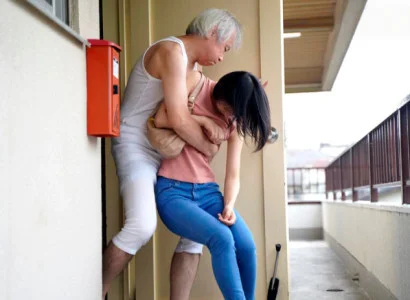 Cô vợ mới cưới bị bố chồng già hãm hiếp