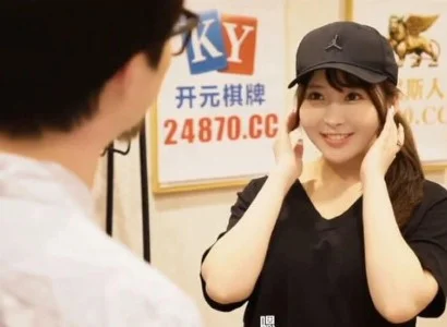 Cô nhân viên giao hàng dễ tính dễ tính khi gặp khách
