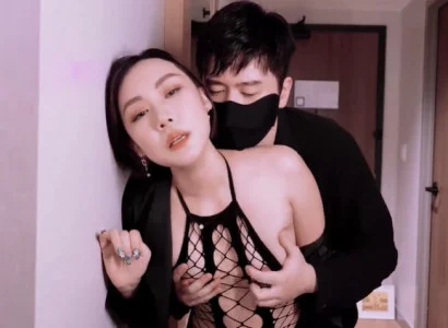 Chị vợ bán thân cho sếp để lấy tiền trả nợ cho chồng
