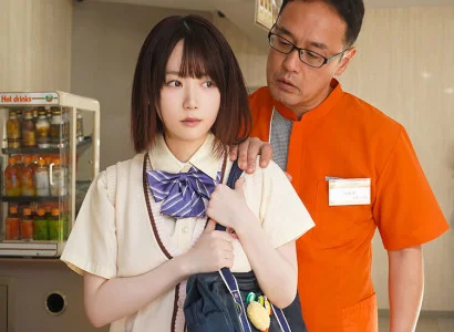 Người đàn ông quản lý xử lý em gái lấy trộm đồ trong cửa hàng