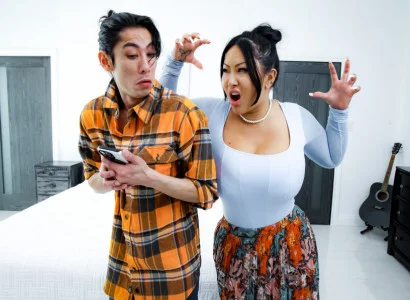 Con trai kia giúp mẹ kế xăm trổ hàng múp lên đỉnh
