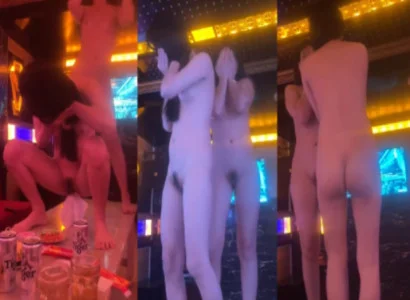 Vũ nữ khiêu vũ thoát y đầy dâm dục trong phòng karaoke