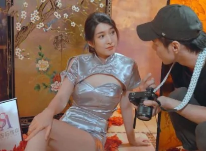 Anh thợ chụp ảnh kéo người mẫu vào phòng thay đồ và chịch tới bến